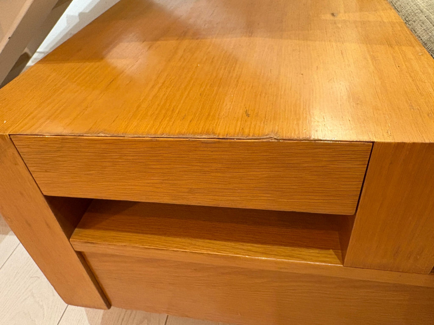 Sofa de fusta i coixins de tela