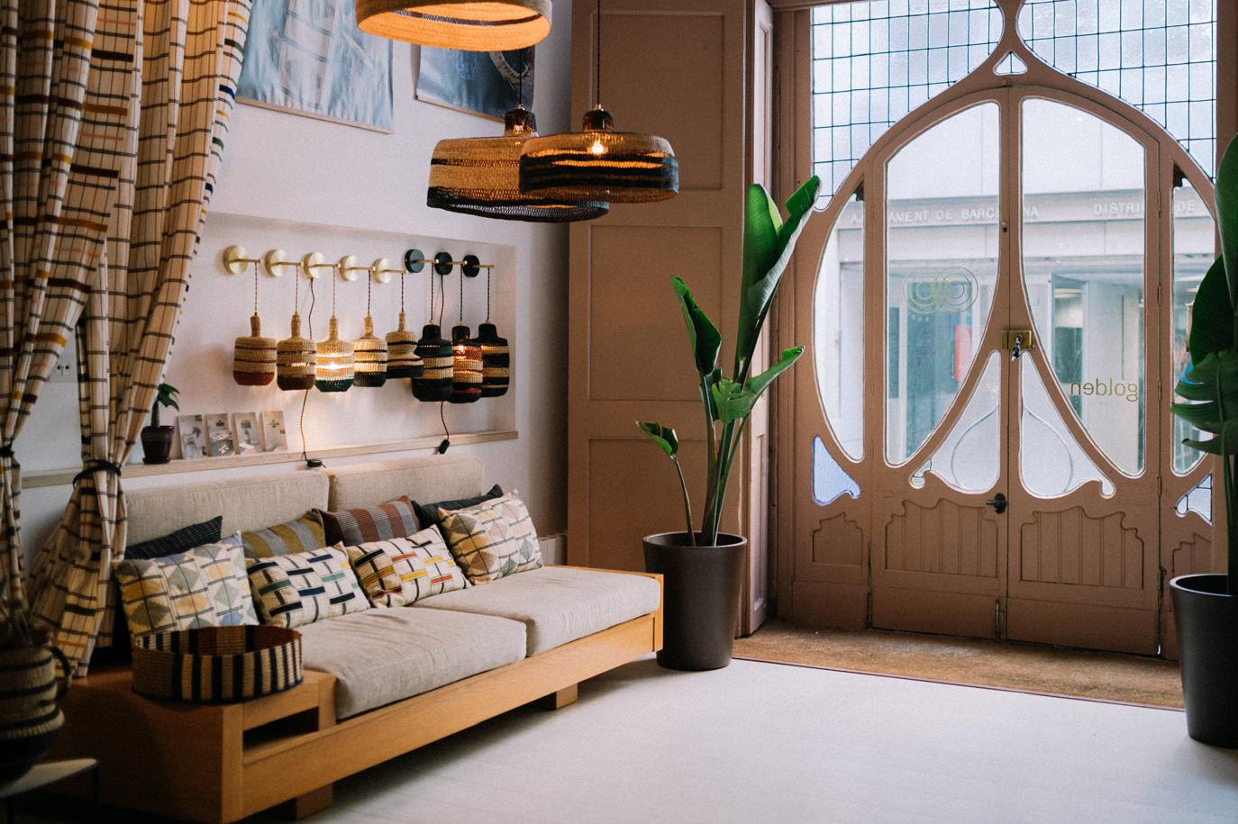 Sofa de fusta i coixins de tela