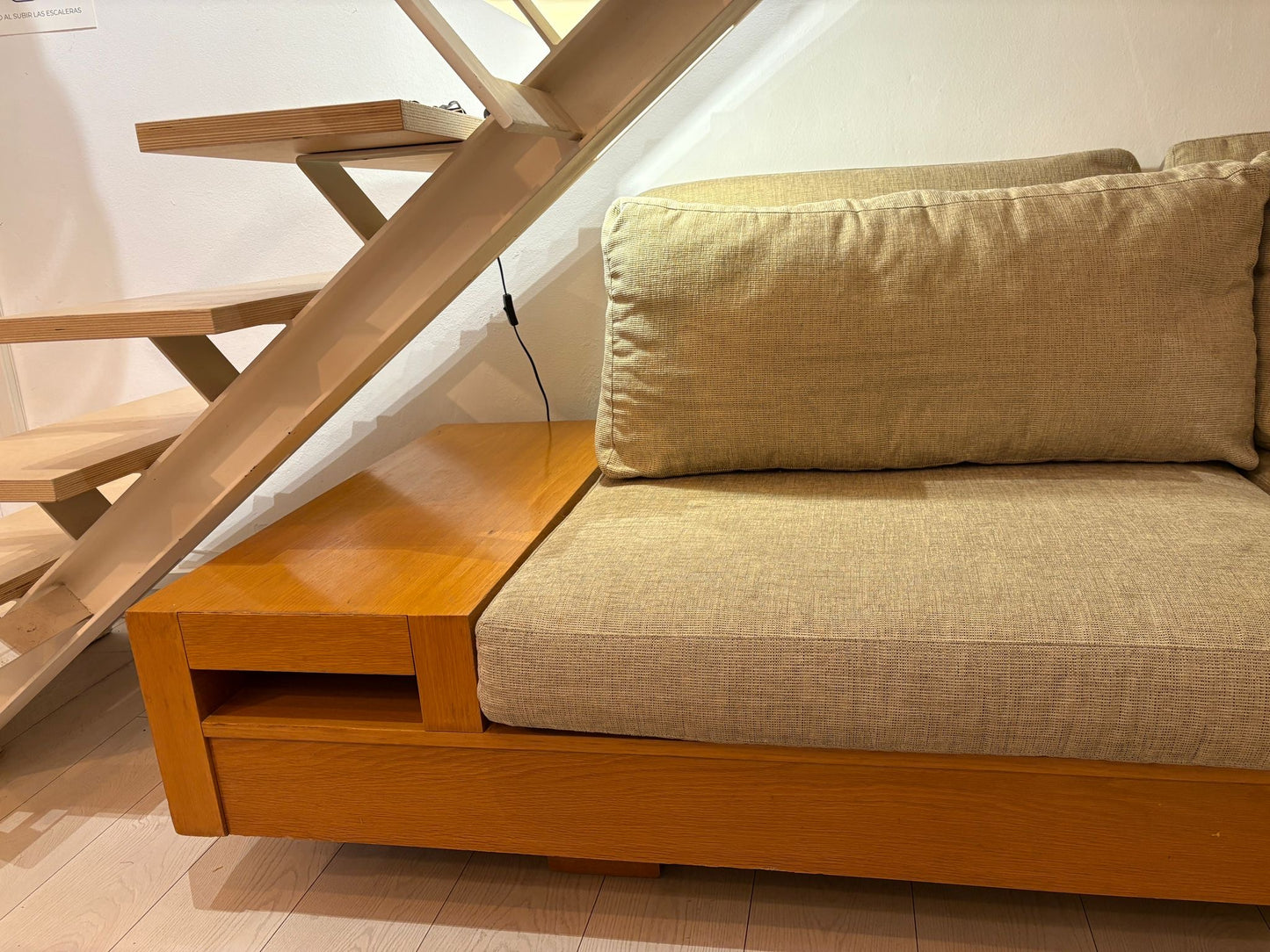 Sofa de fusta i coixins de tela