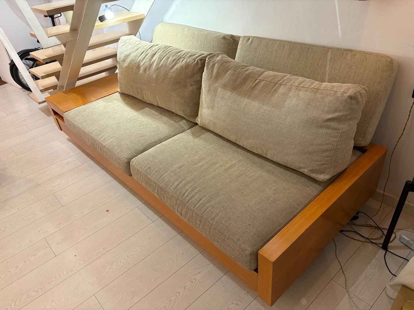 Sofa de fusta i coixins de tela