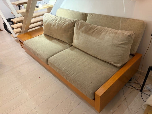 Sofa de fusta i coixins de tela