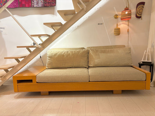 Sofa de fusta i coixins de tela