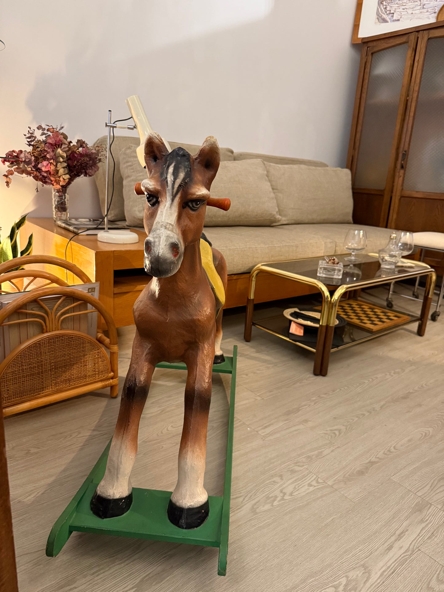 Sofa de fusta i coixins de tela