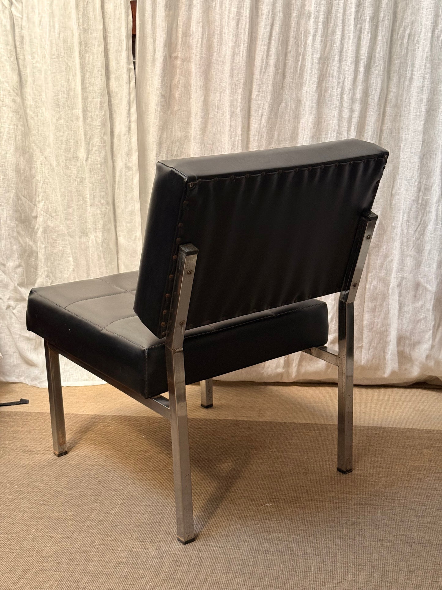 Butaca vintage potes cromades i negre
